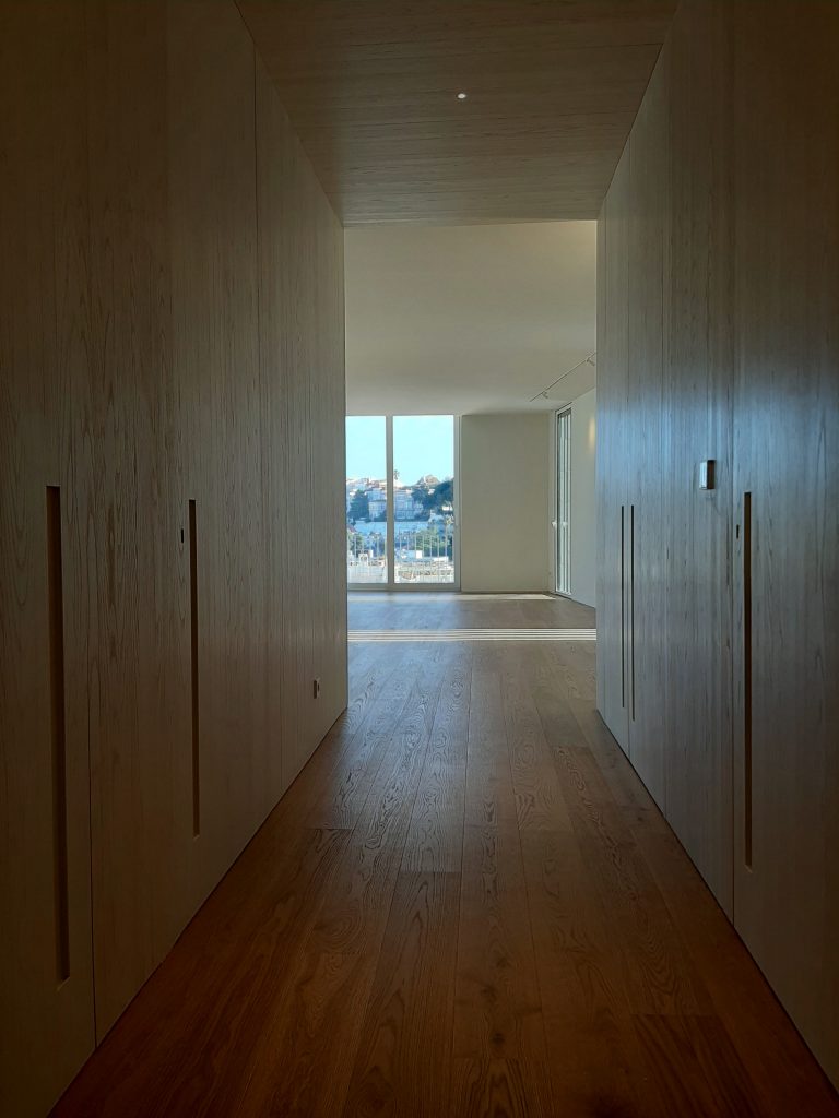 Portas, closets, painéis de parede e cozinhas